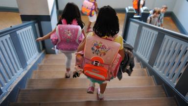 Schulkinder laufen die Treppe runter