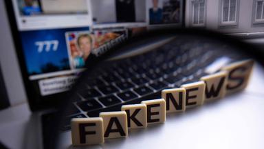 Schriftzug Fake News unter einer Lupr