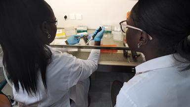  Zwei afrikanische Frauen in einem Labor. 