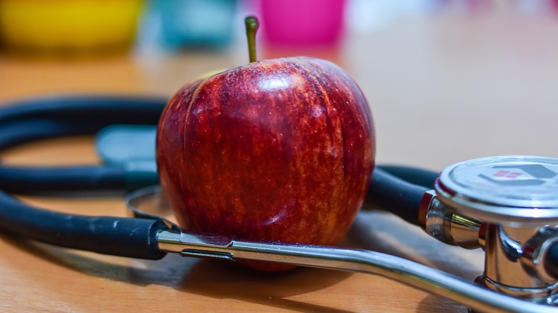 Apfel und Blutdruckmessgeräat