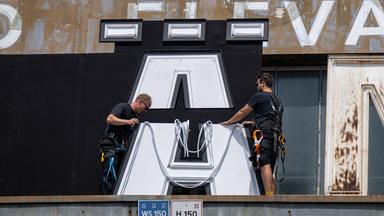 Aufbau für Konzert "Die Ärzte" - Schriftzug am Flughafen Tempelhof wird geändert