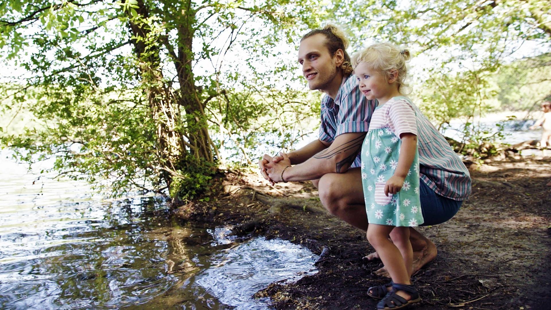 Windkraftingenieur Bene und Tochter Wanda in der Natur 