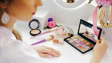 Junge Frau an einem Schmincktisch