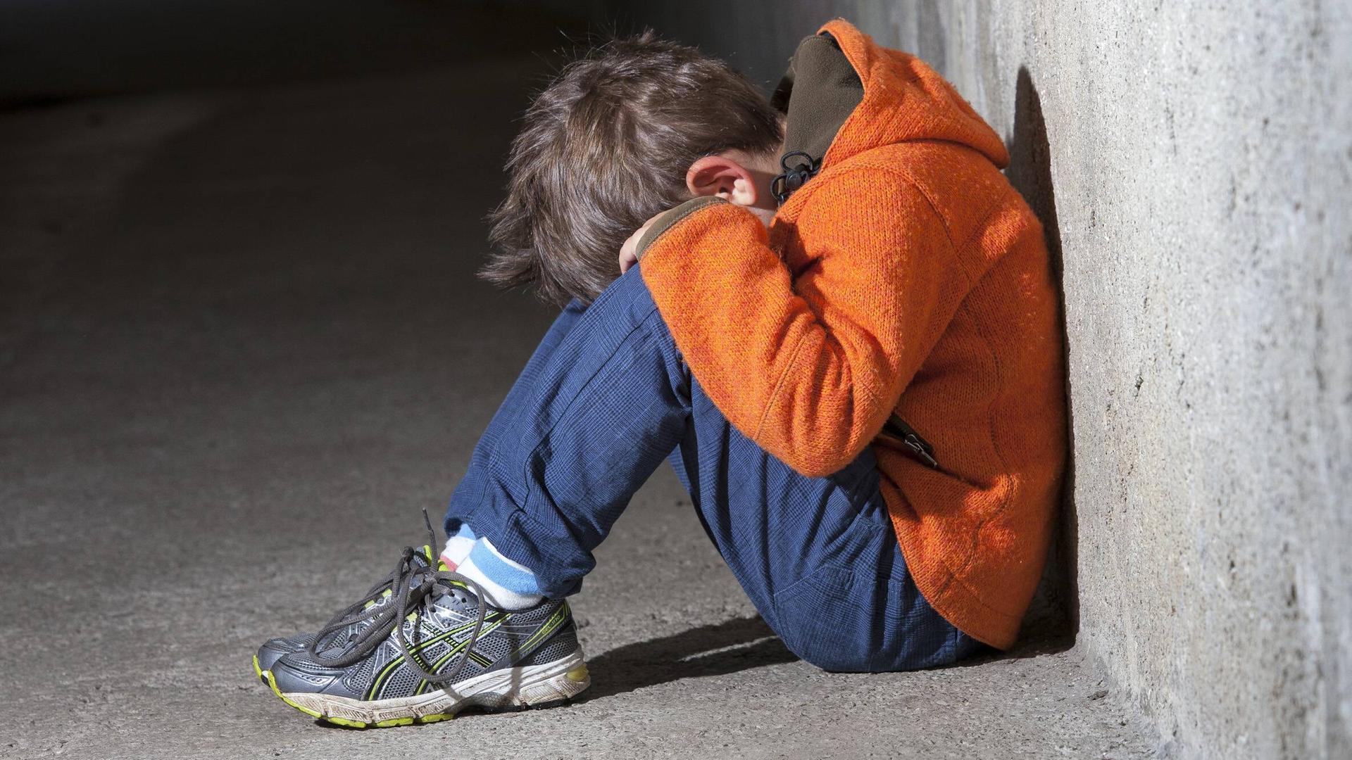 Depressives  Kind sitzt auf dem Boden