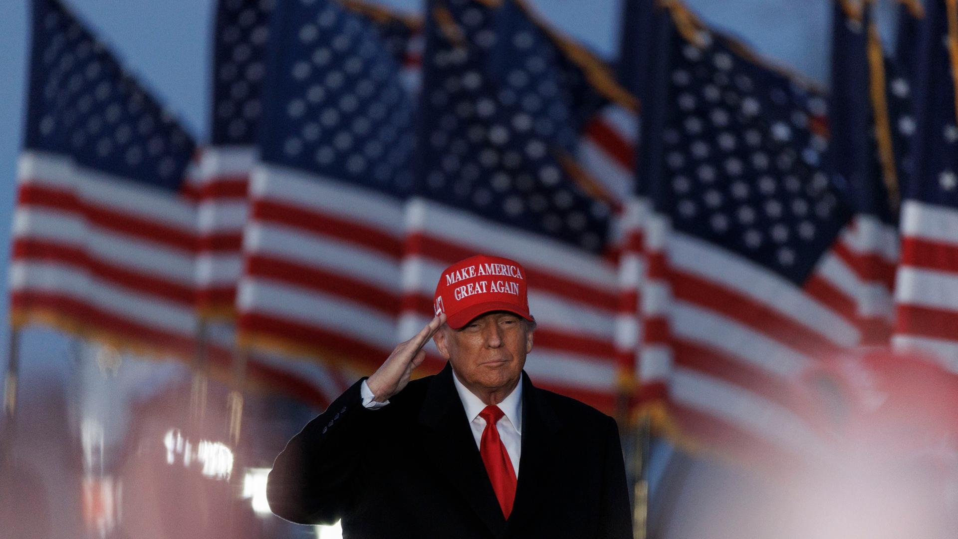 Trump salutiert vor US Fahnen