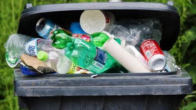 Plastik in einer Mülltonne