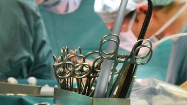 RIsch in einem Operationssaal mit Operatonsbesteck