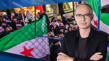 Christoph Süss vor einem Greenscreen.