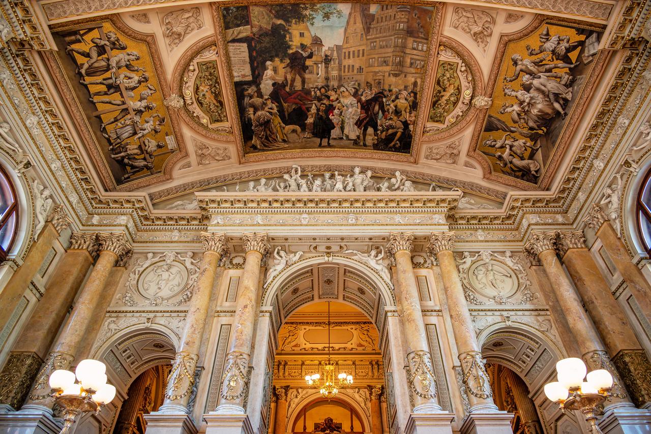 Eine Totale der verzierten Wände im Innenbereich