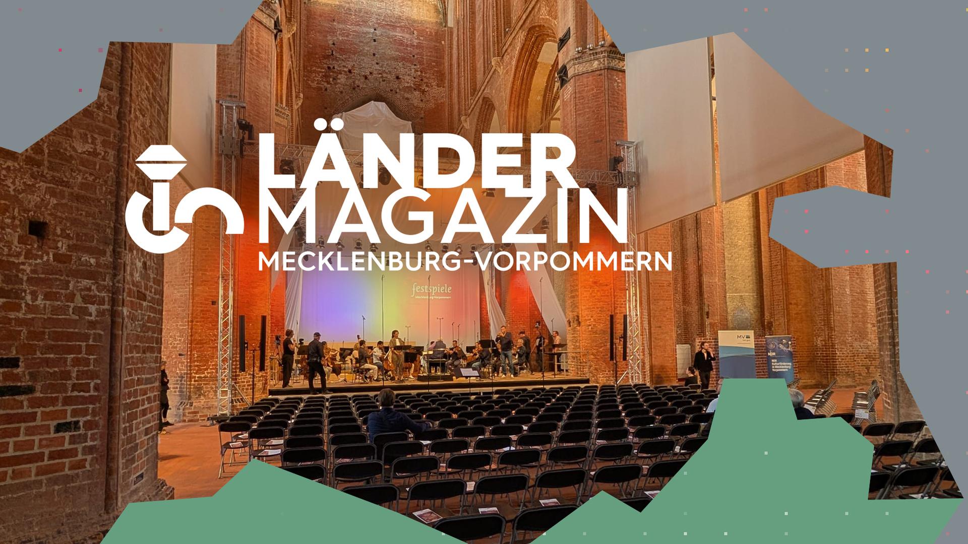 Eine Konzertbühne mit weißem Baldachin und Orchester in einer Backstein-Kirche.