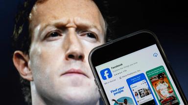 Zuckerberg mit smartphone