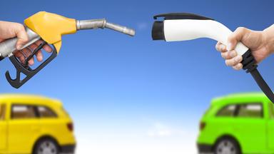 konventioneller kraftstoff und e-mobilitaet - symbolfoto