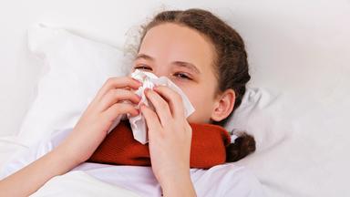 Krankes Kind liegt im Bett