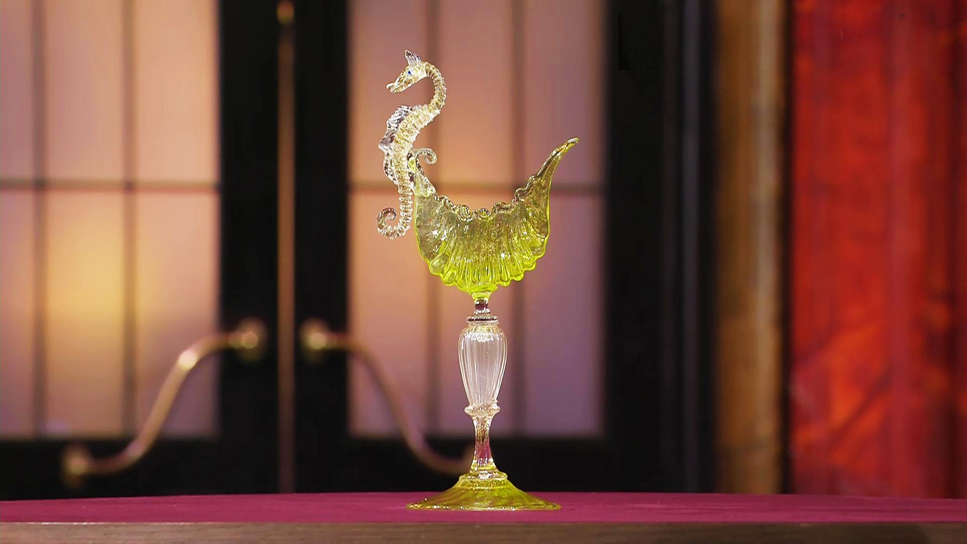 Ein filigranes Zierglas mit der Figur eines Seepferdchens.