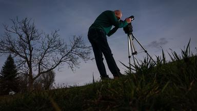 Teleskop wird aufgebaut in der Nacht