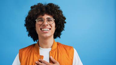 Ein Mann lacht beherzt in die Kamera