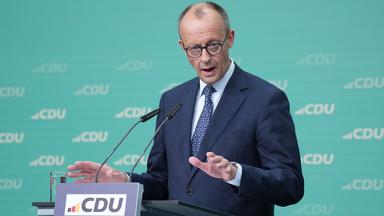 Pressekonferenz CDU, Merz nach der Bundestagswahl am Rednerpult