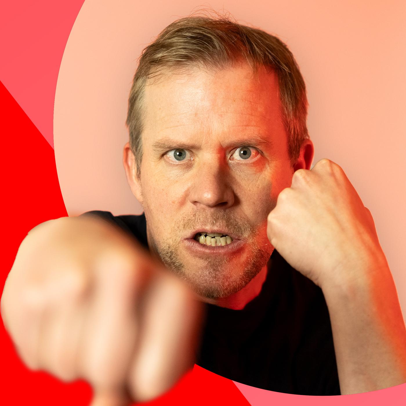 Forschungen aus Psychologie, Neurobiologie und Soziologie zeigen, warum Menschen unterschiedlich auf Ärger reagieren. (Bild: Wütend boxt ein Mann mit der Faust frontal in die Kamera)