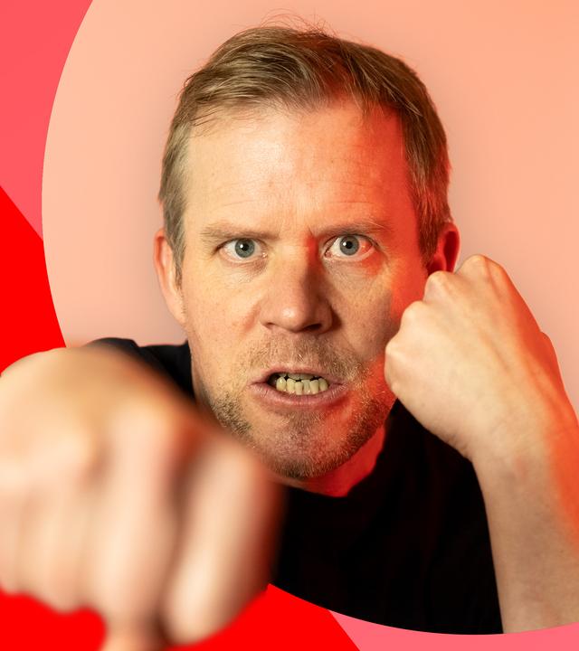 Forschungen aus Psychologie, Neurobiologie und Soziologie zeigen, warum Menschen unterschiedlich auf Ärger reagieren. (Bild: Wütend boxt ein Mann mit der Faust frontal in die Kamera)