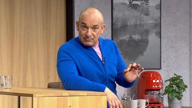 Django Asül am Schreibtisch. 