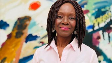 Eine Frau vor einem Gemälde.