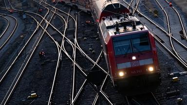 Zug fährt in den Hauptbahnhof münchen ein