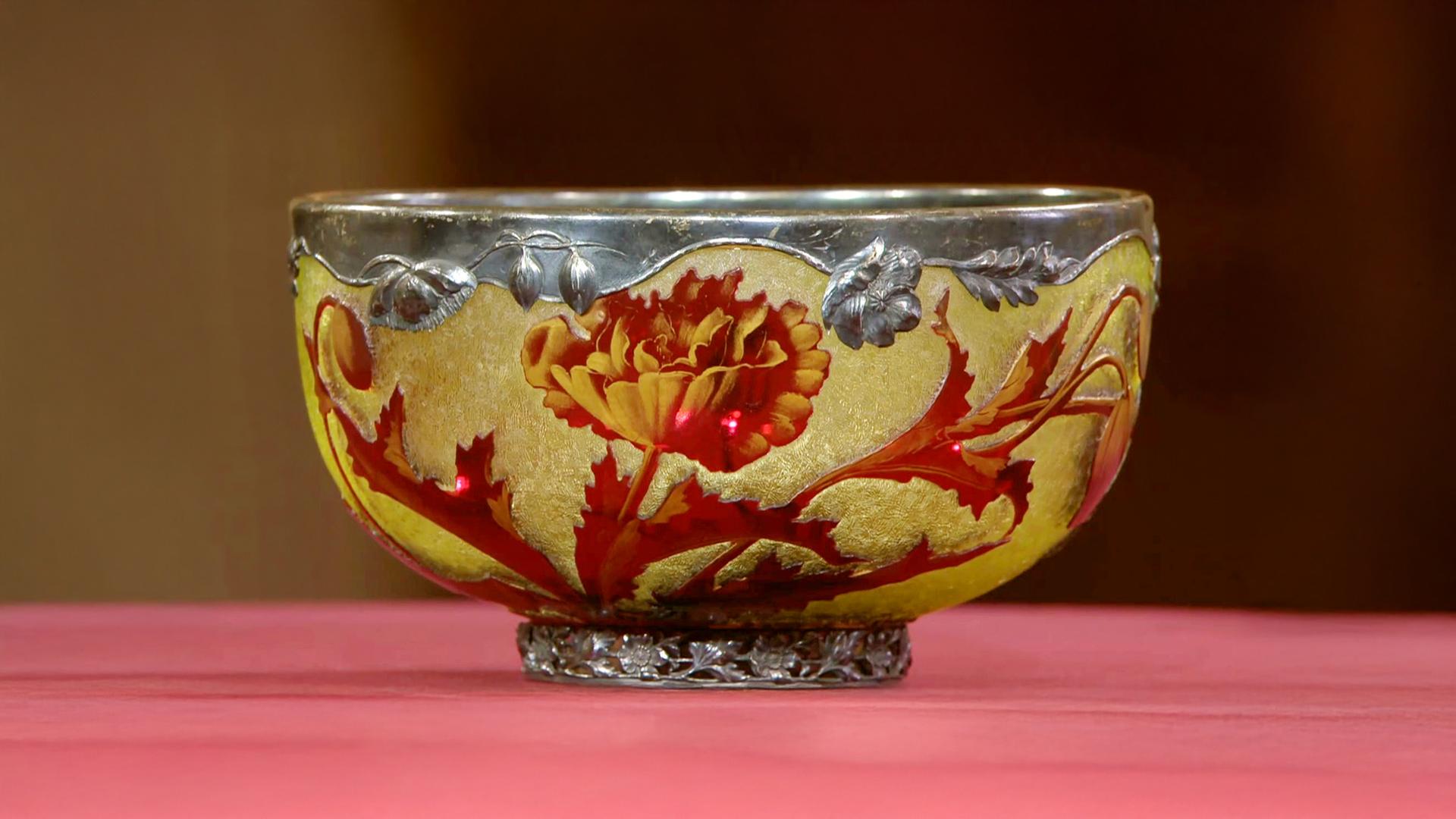 Eine reichverzierte Glasschale im Jugendstil.