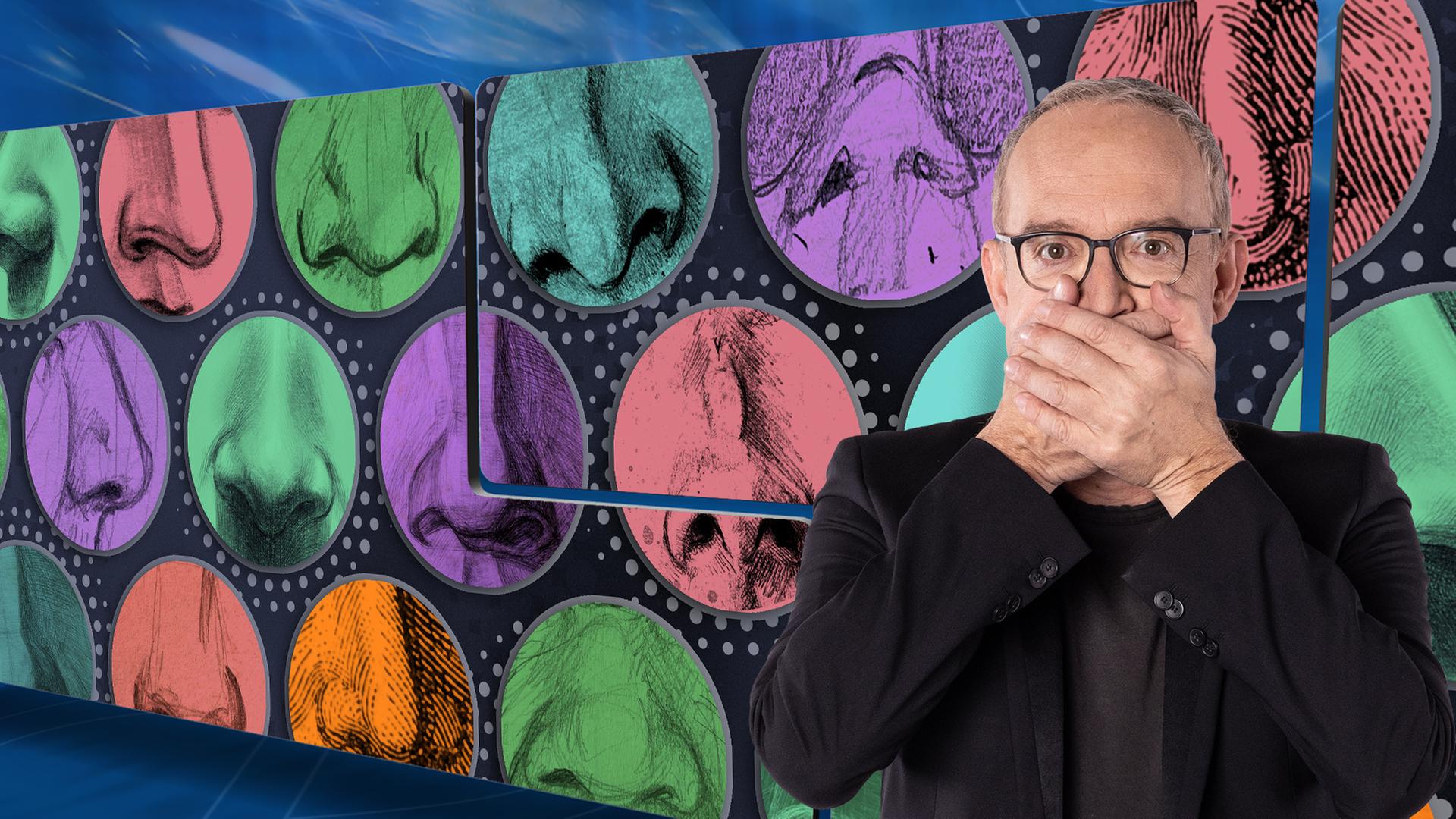 Der Moderator schlägt die Hände vor dem Mund zusammen. Hinter ihm eine Videowand, auf der lauter Bilder von menschlichen Nasen zu sehen sind.