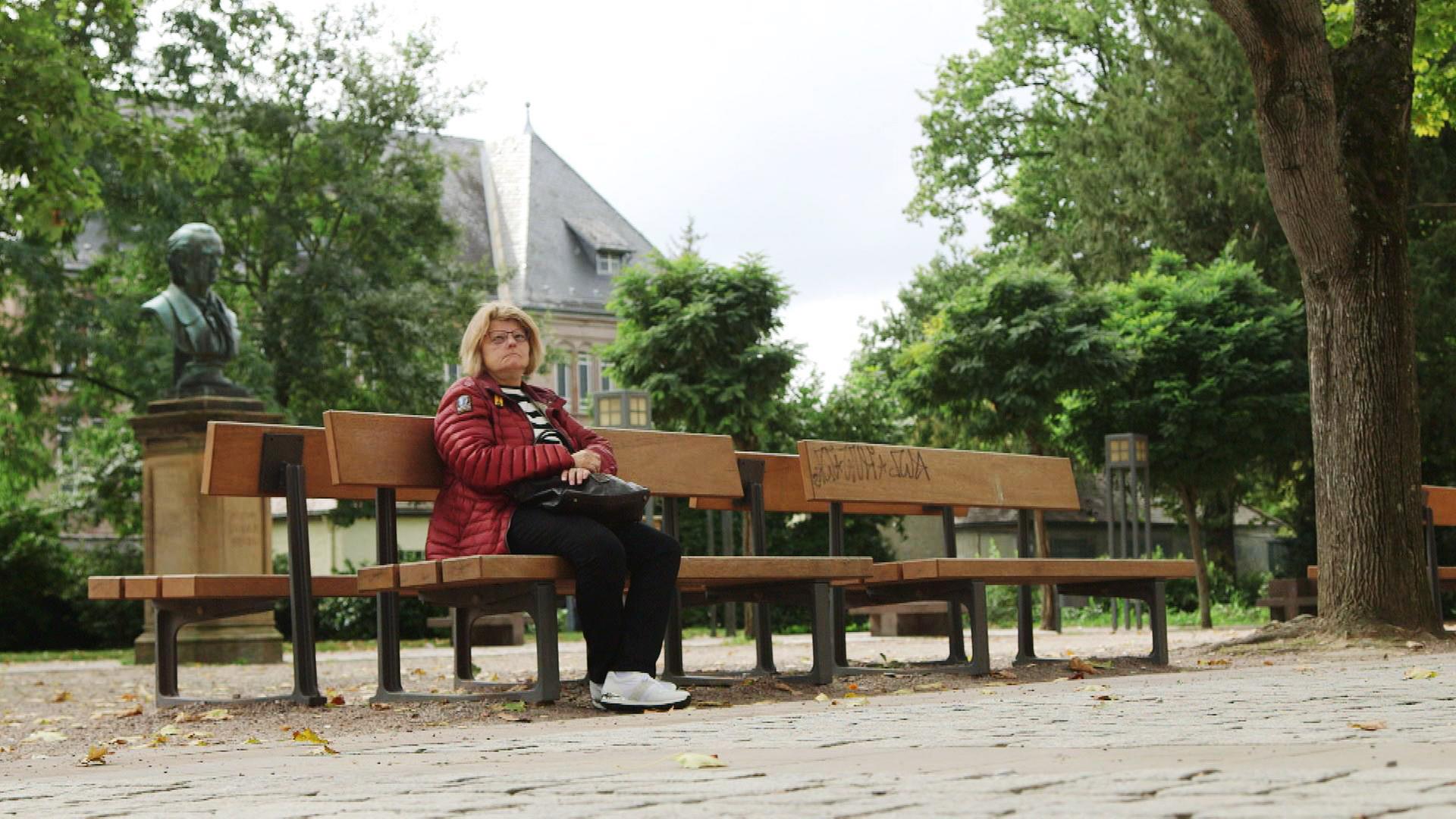 Ulrike auf Parkbank.