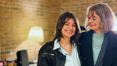 Eine Mutter mit ihrer erwachsenen Tochter.