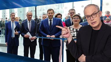 Christoph Süss vor einem Greenscreen.