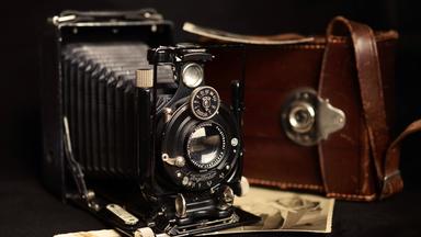 Alte Kameria liegt auf einem Tisch