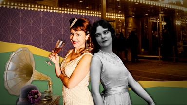 Eine Frau im 20er-Jahre-Kleid mit Sektglas steht Rücken an Rücken mit einer Frau aus den 20er Jahren in einem Schwarzweiß-Foto.