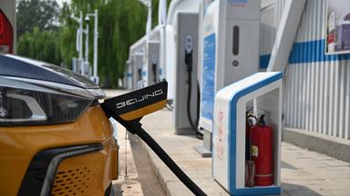 Ladestation für E-Autos und autonom fahrende Autos in China