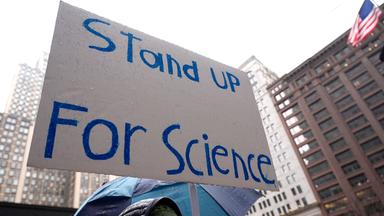 Schild mit Aufschrift "Stand up for Science"