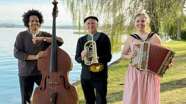 Eine Gruppe von Musikern an einem See