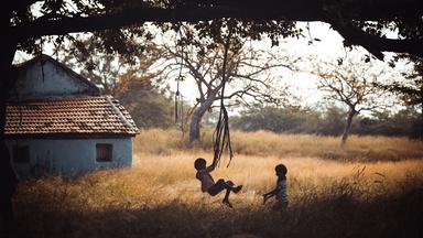 Zwei Kinder spielen im Freien