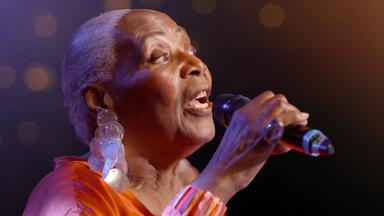 Sängerin des "Heaven can wait“- Chors Joanne Bell hält MIcro vor den Mund.