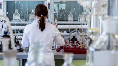 Symbolbild: Wissenschaft- Frau arbeitet im Labor