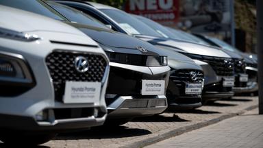 Gebrauchte E-Autos stehen nebeneinander