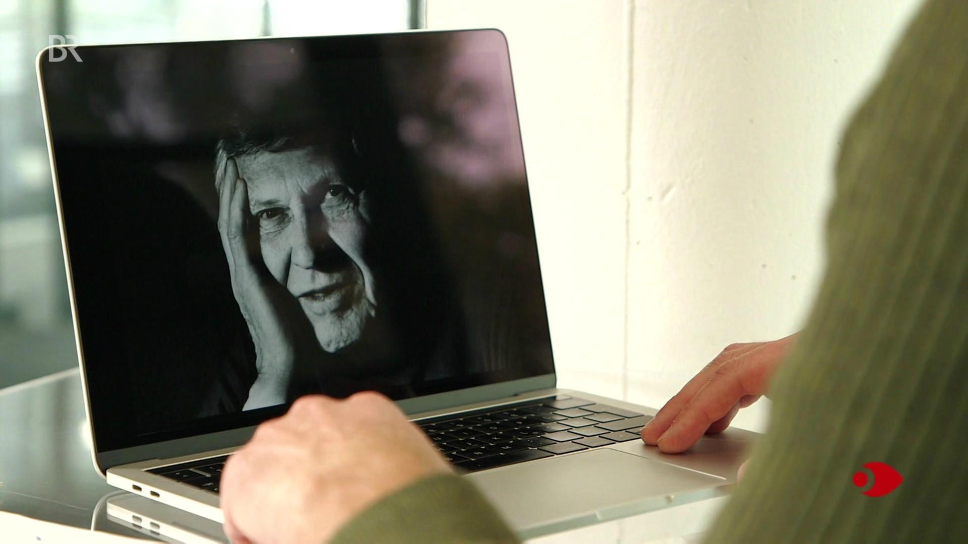 Das Portrait eines Mannes auf dem Bildschirm eines Laptops.