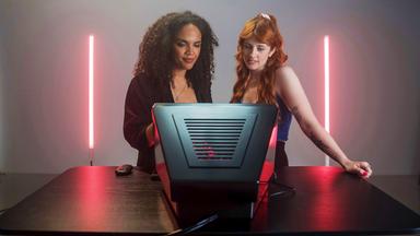 Zwei Frauen schauen in einen Monitor