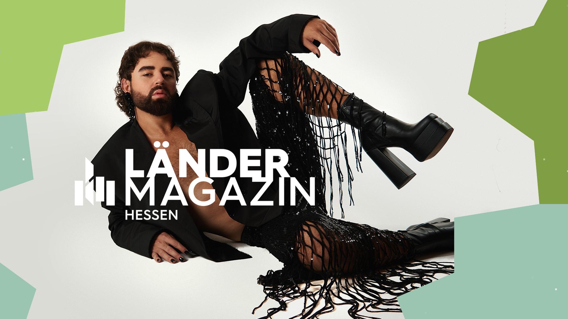 Ein junger Mann vor weißem Hintergrund.