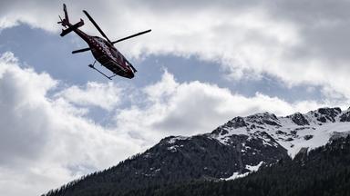 Oberhalb de Schweizer Dorfes Blatten ist das Risiko eines Gletscher-Abbruchs in der Gefahrenzone gewachsen. Hubschrauber überfliegen das Gebiet.