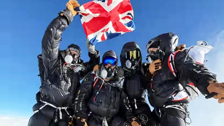 Vier Briten erreichen den Everest-Gipfel in Rekordzeit dank Xenon. Sie brauchen weniger als eine Woche von London aus