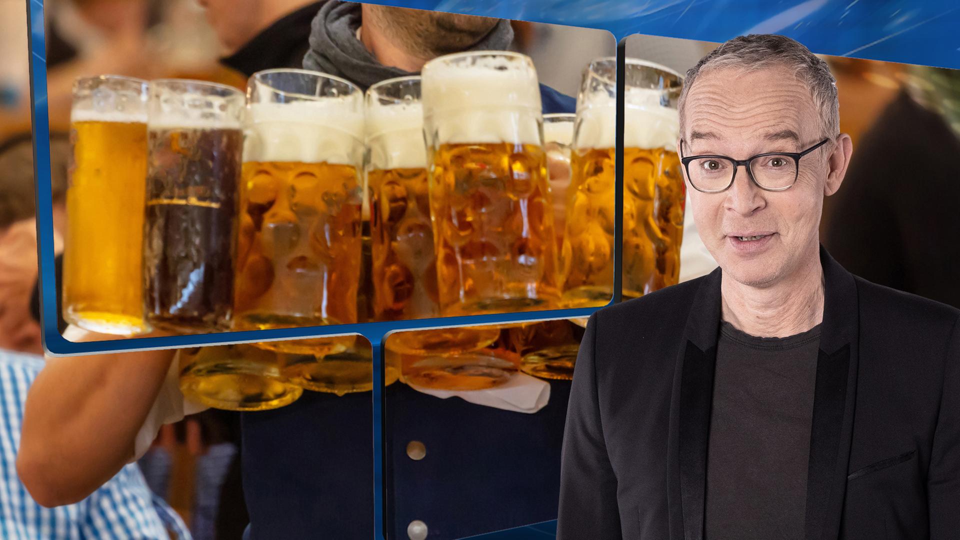 Der Moderator vor einer Videowand, auf der 10 Bierkrüge zu sehen sind, die von einer Bedienung getragen werden.