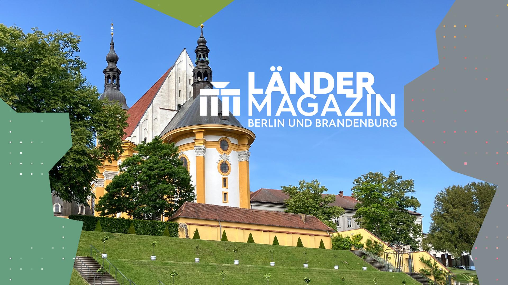 Eine gelbe Barockkirche vor blauem Himmel