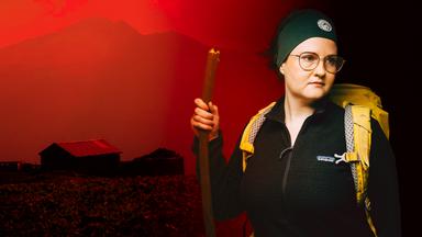 Victorias - im Bild zu sehen mit Kopftuch und einem Stock in der Hand - muss sich auf der Alm vielen Herausforderungen stellen.