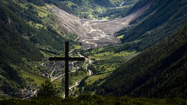 Blatten bleibt verlassen – der instabile Schuttkegel aus Eis und Geröll macht einen Wiederaufbau unmöglich. Die Natur erobert das Gebiet zurück, doch für Bewohner gibt es keine Zukunft hier