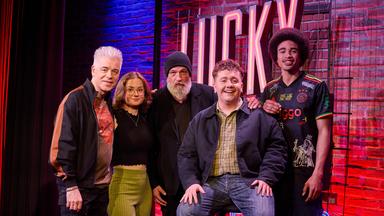 Von links: Michael Mittermeier mit seinen Gästen Florentine Osche, Torsten Sträter, Simon Mann und Freddy Ekué.